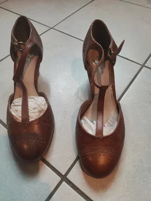 Scarpa con tacco e laccio alla caviglia