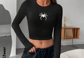 Blusa manga longa preta c aranha ou parecida
